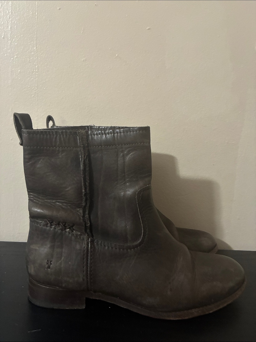 Frye Womens Cara Short Boot in a grey or smoke-grey leather finish size 10 Wom